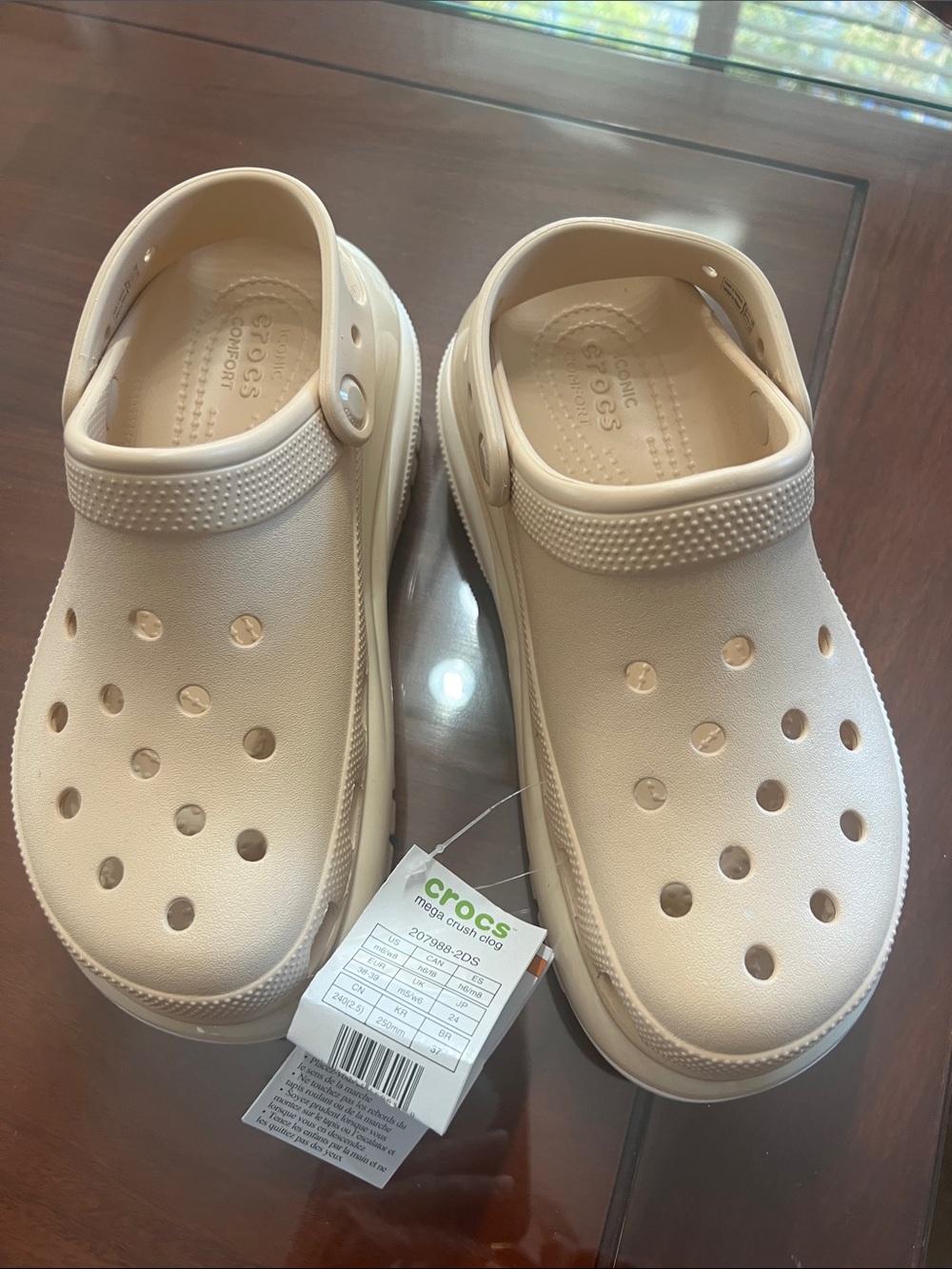 CROCS Kids Classic Clog in Cream(Men 6) (Women 8)